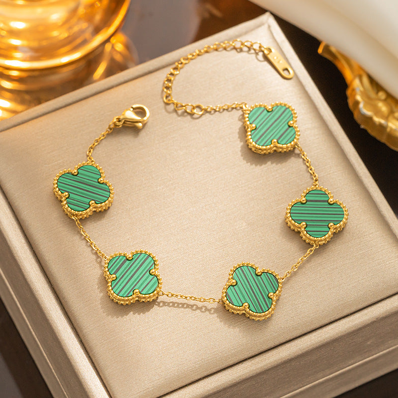 Set di collana, bracciale e orecchini in acciaio al titanio di lusso a forma di trifoglio con finitura placcata, catena a O, catena per clavicola e design ipoallergenico