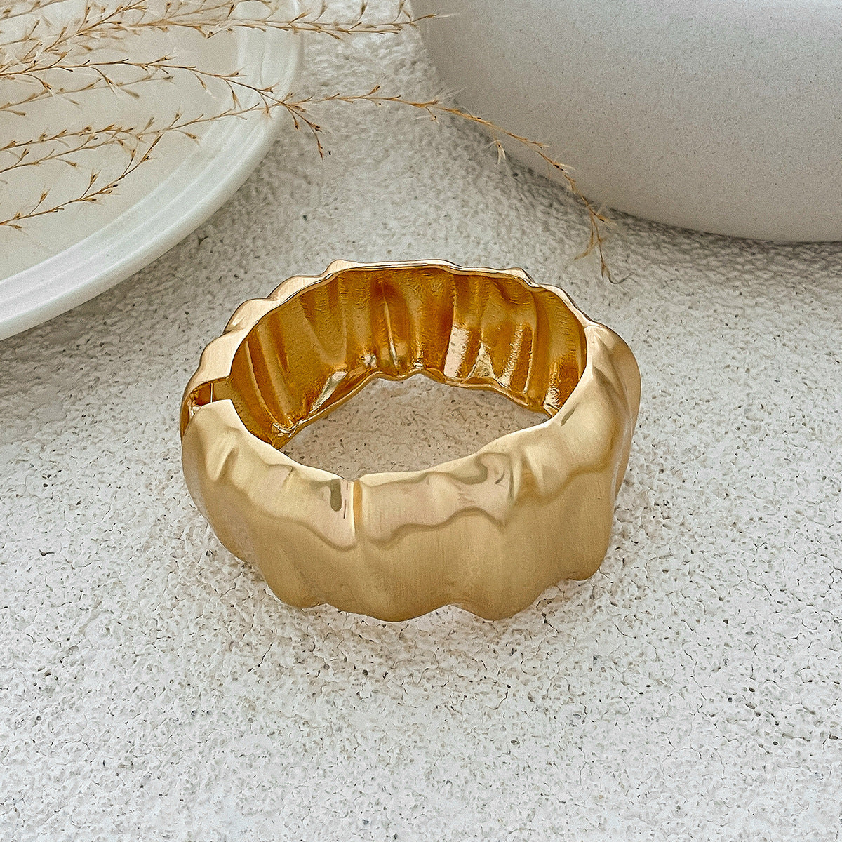 Pulsera de brazalete abierto ondulado irregular minimalista con cierre de resorte en acabado chapado en aleación para mujer
