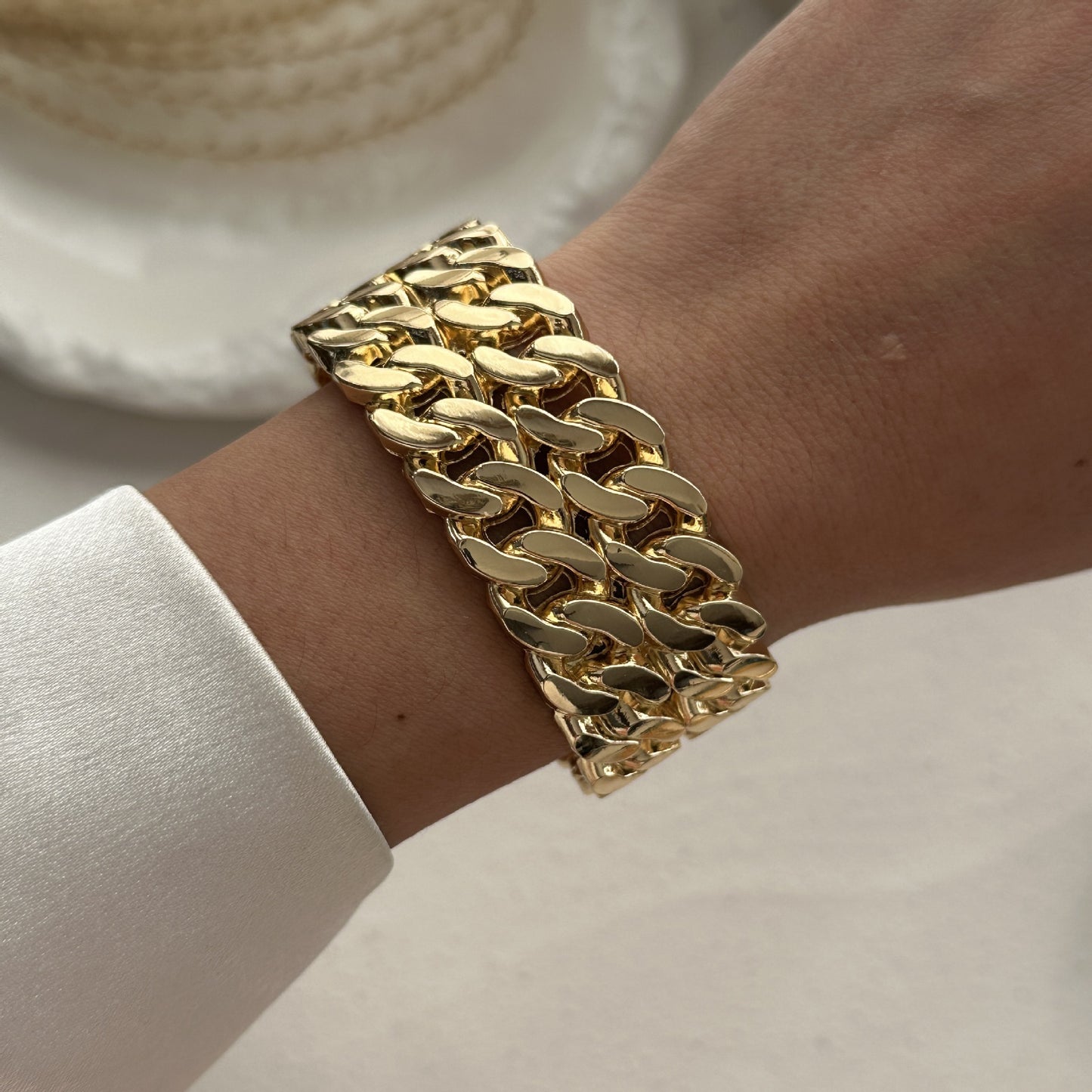 Bracciale rigido dorato in lega geometrico largo con design a molla a onda irregolare