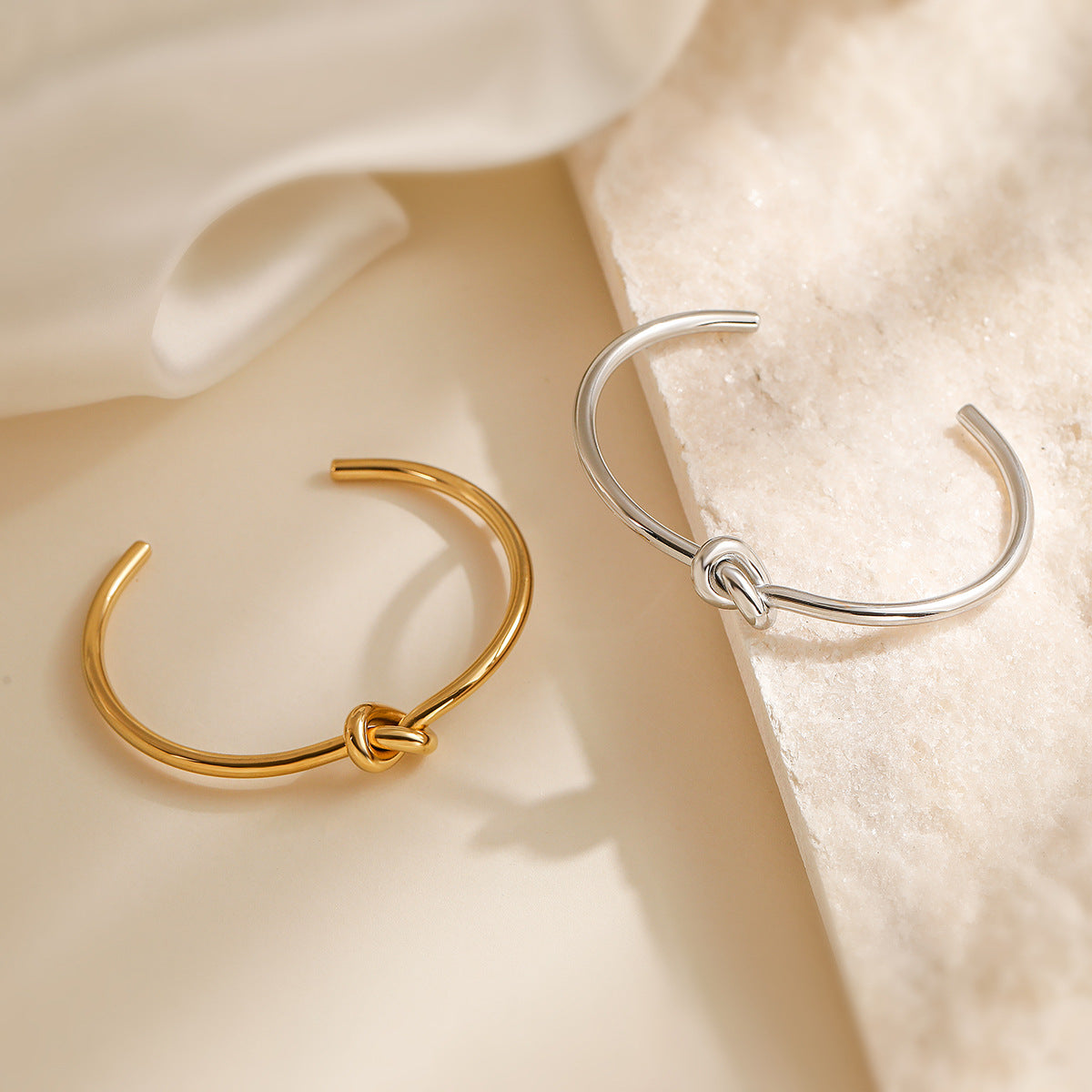 Bracciale regolabile minimalista alla moda a forma di nodo a cuore in acciaio inossidabile placcato oro 18 carati