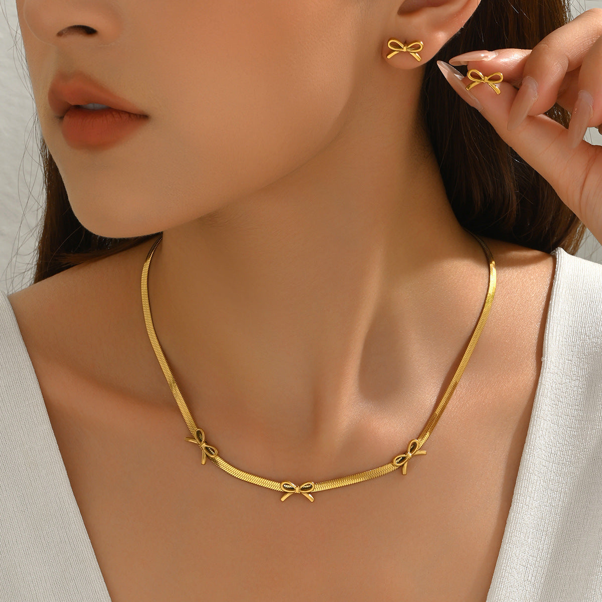 Parure collana e orecchini a fiocco da donna in acciaio inossidabile placcato oro 18 carati, stile minimalista
