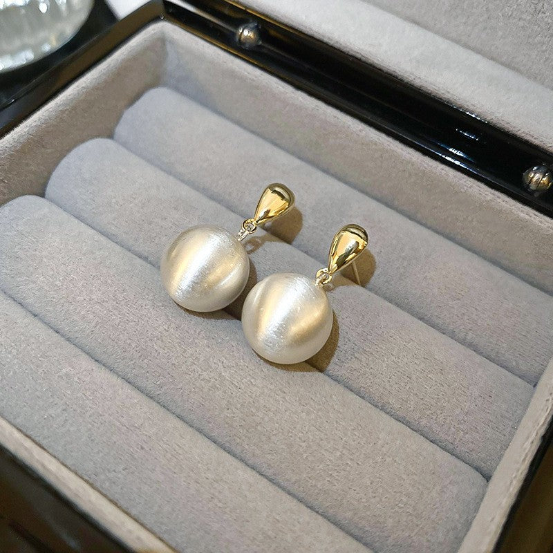 Pendientes de metal geométricos minimalistas con incrustaciones de diamantes de imitación y acabado cepillado para mujer