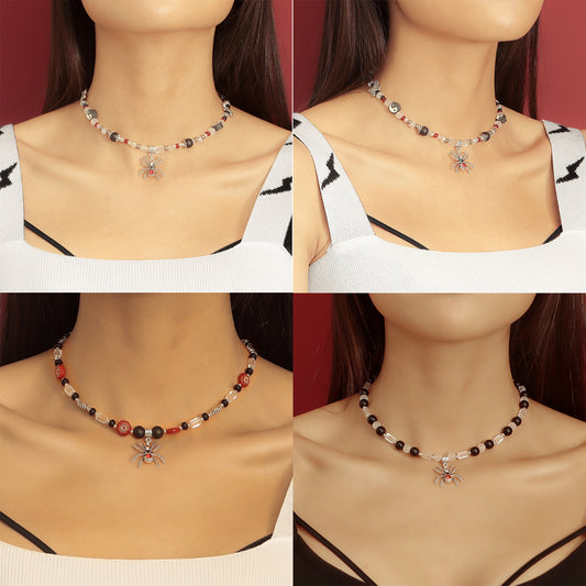 Collana girocollo minimalista da donna con ragno in bianco e nero con intarsi in strass e lega placcata oro