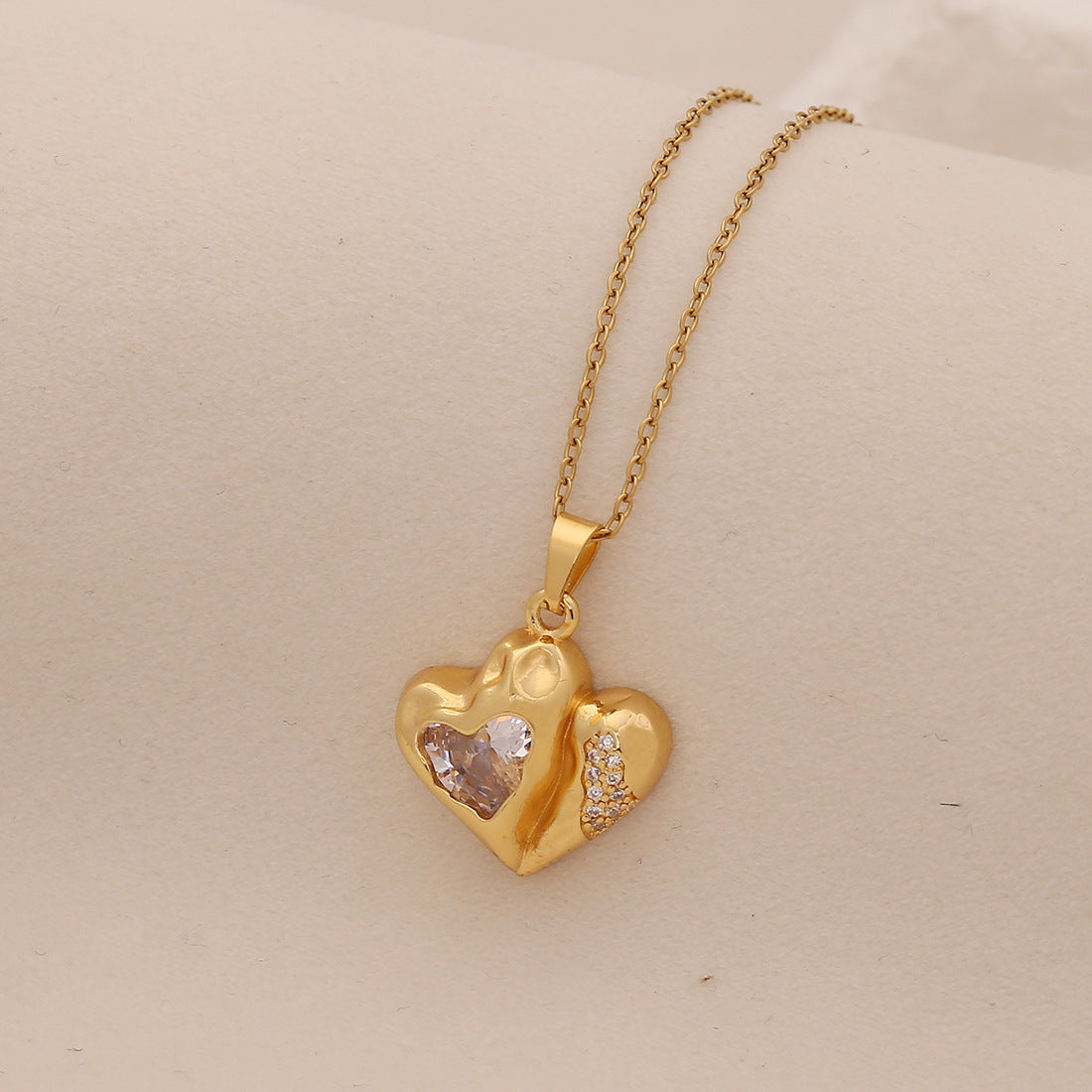 Fashionable Heart-Shaped Stainless Steel Pendant Necklace with Gold-Plated Copper Charm and O-Chain for Women