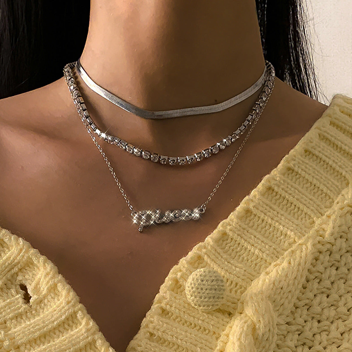 Collar geométrico de letras minimalista y atrevido para mujer, cadena de serpiente de aleación
