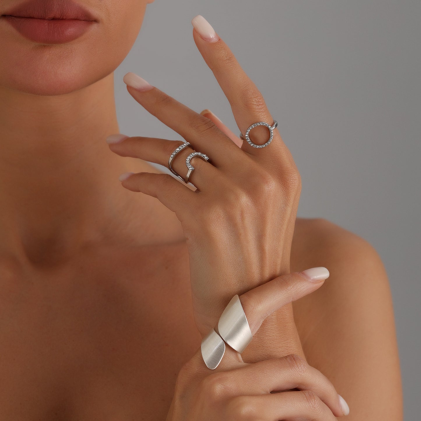 Anillo ajustable abierto geométrico para mujer con acabado metálico e incrustaciones de pedrería