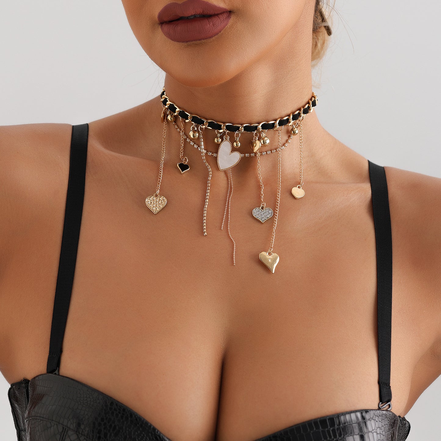 Collana da donna a croce con ciondolo a cuore e nappe chic, in lega placcata con strass