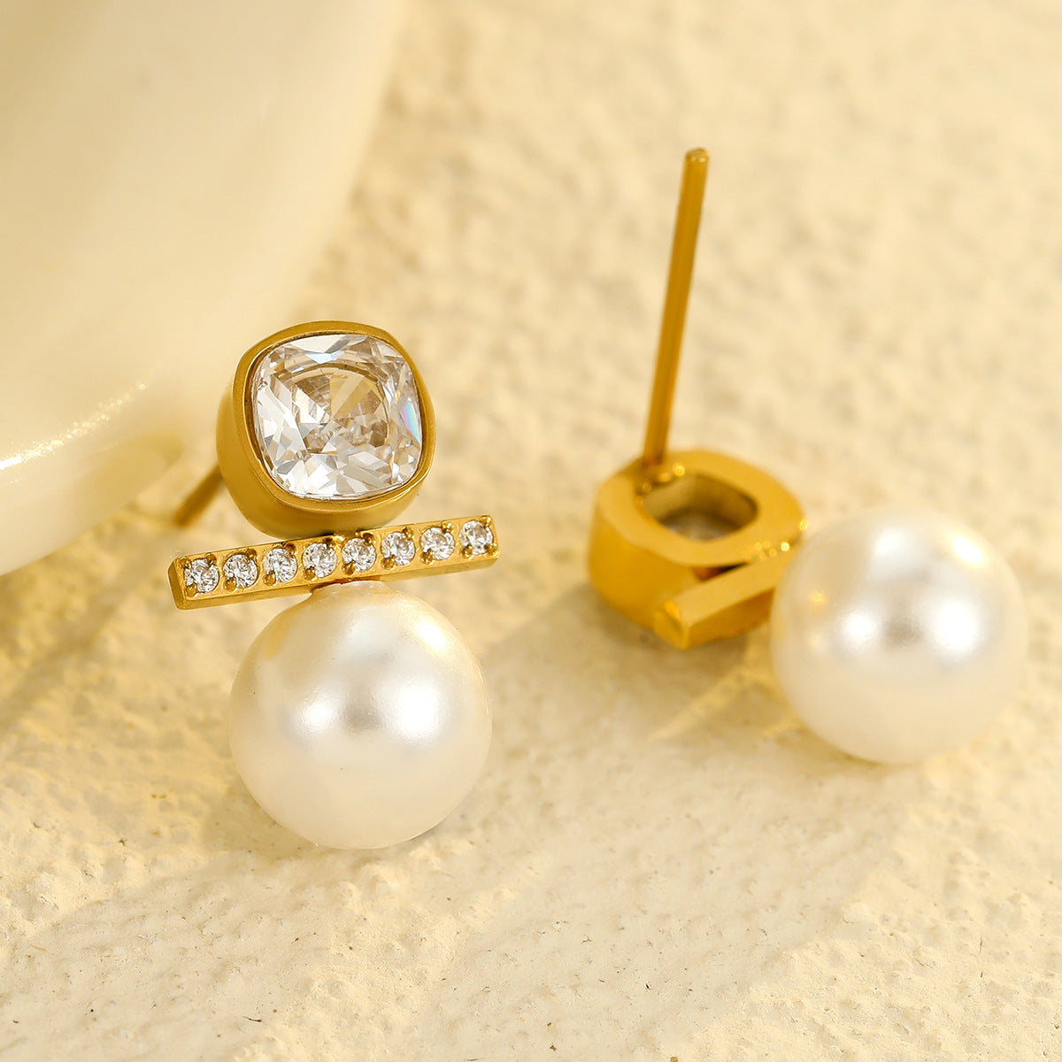 Orecchini a perno quadrati in stile vintage con perle e accenti in zirconia micro-pavé, in acciaio inossidabile con finitura galvanica