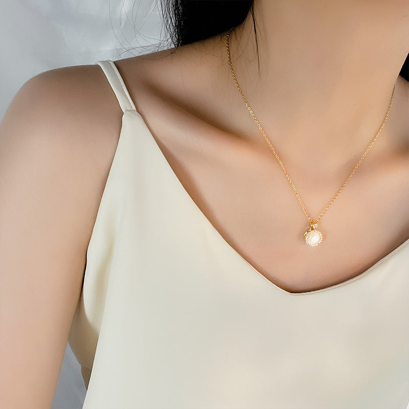 Collana girocollo minimalista da donna con pendente a occhio di gatto rotante, zirconi micro-pavé, design geometrico rotondo in acciaio al titanio con catena a croce