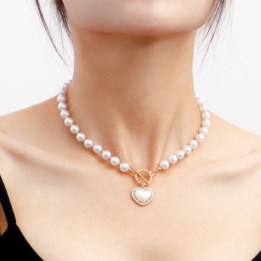 Dolce Collana con Perline in Acrilico e Perle con Ciondolo a Cuore su Catena di Perle da Donna