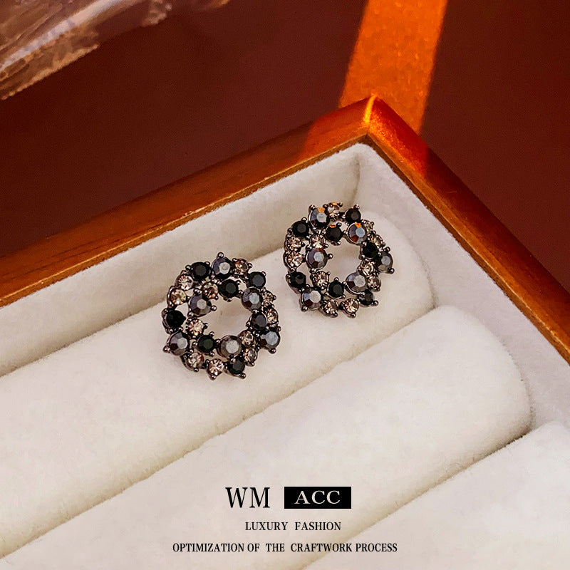 Eleganti Orecchini Rotondi Traforati con Strass Stile Francese in Rame Galvanizzato da Donna