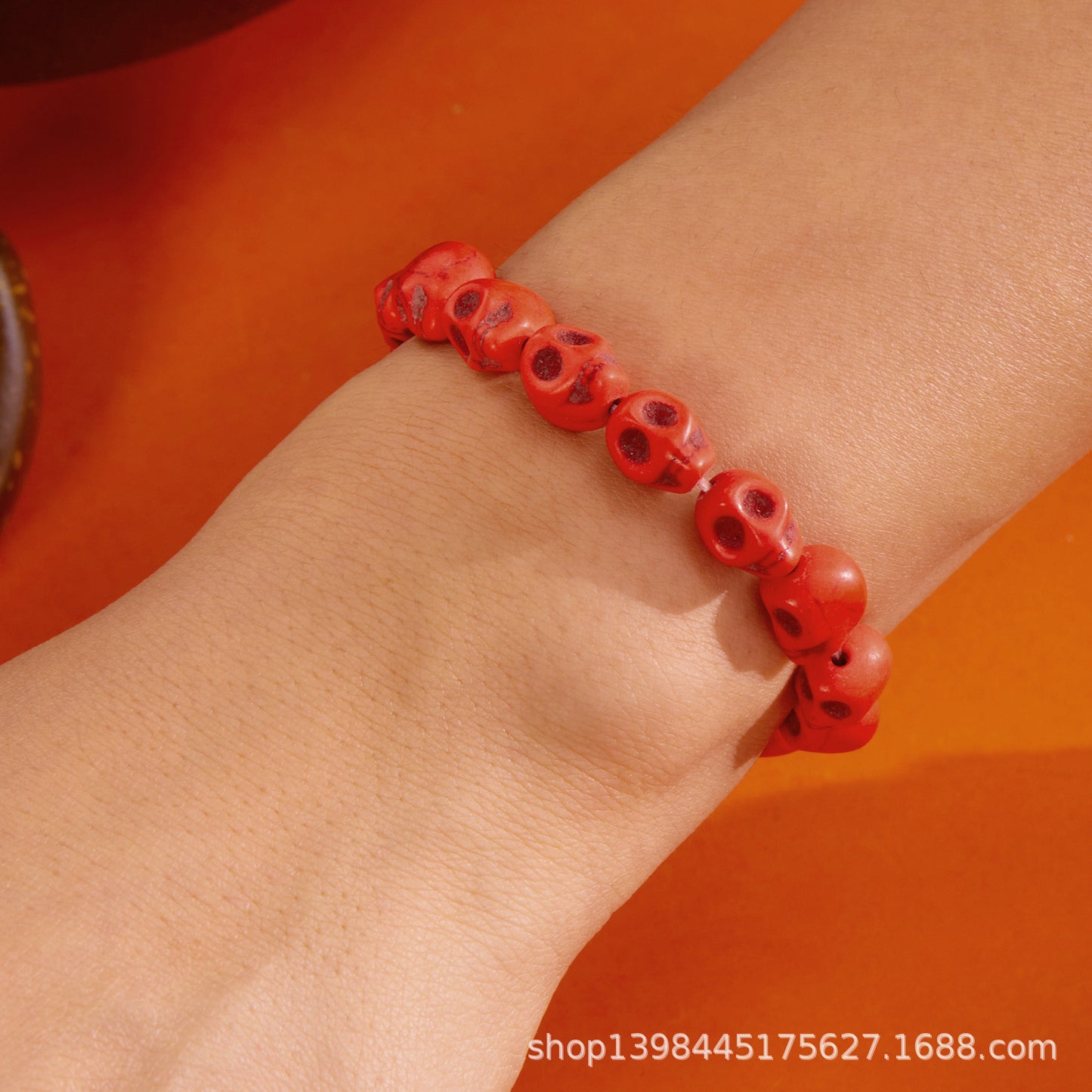 Set di braccialetti elastici da donna con perline geometriche in resina e ciondoli a forma di teschio, stile casual
