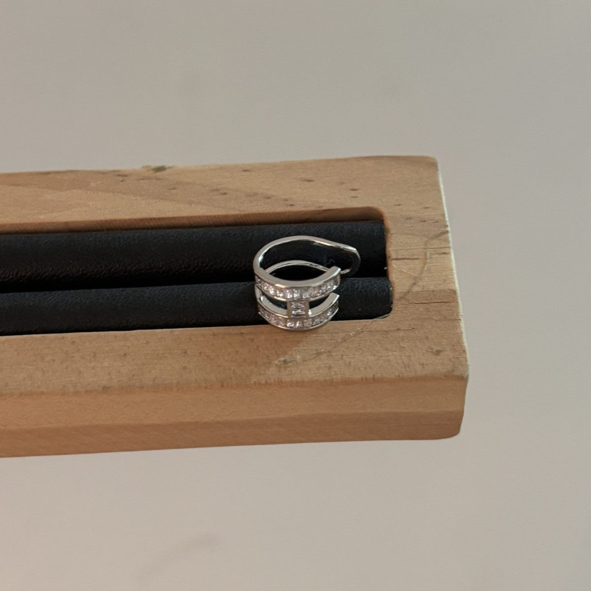 Pendientes de oreja con la letra H minimalista de lujo para mujer, aretes de cobre con circonita cúbica incrustada, clips de moda para uso diario