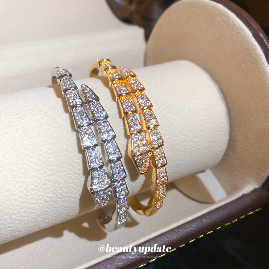 Bracciale da donna di lusso vintage placcato oro 18 carati con fibbia trapezoidale e intarsio in zirconi