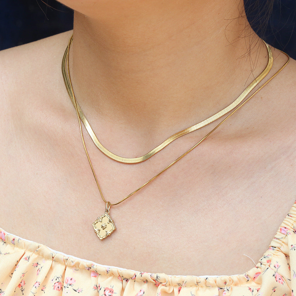 Collana Minimalista Geometrica in Acciaio Inossidabile Placcato Oro 18K Delicata con Catena Serpente per Donna