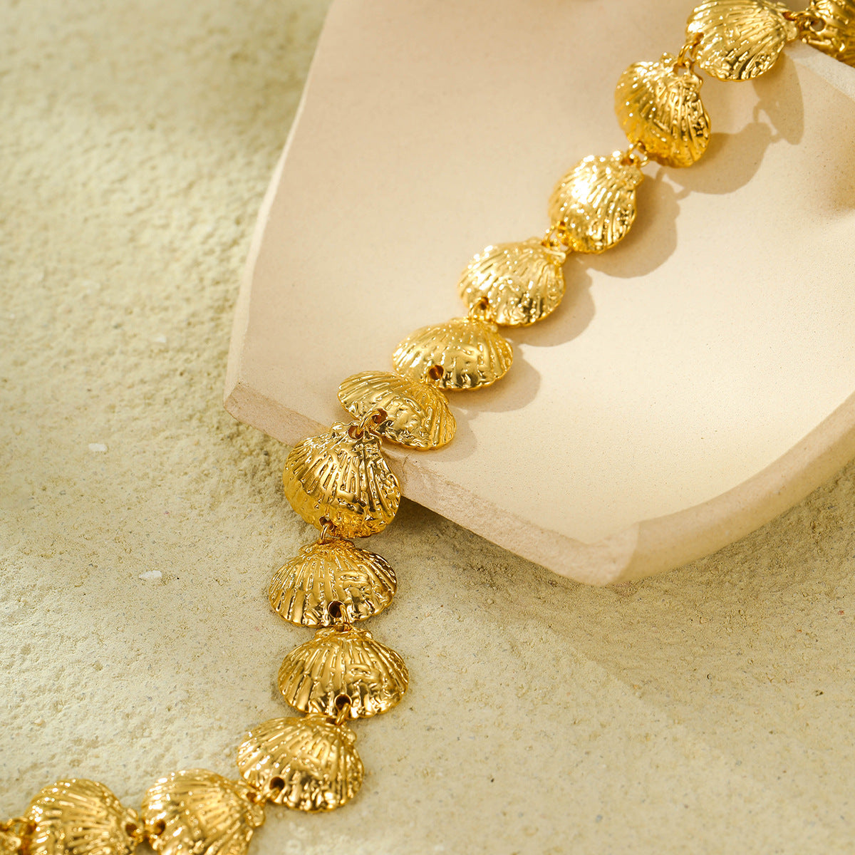 Collar de Clavícula de Acero Inoxidable con Forma de Concha a la Moda para Mujer con Acabado Chapado