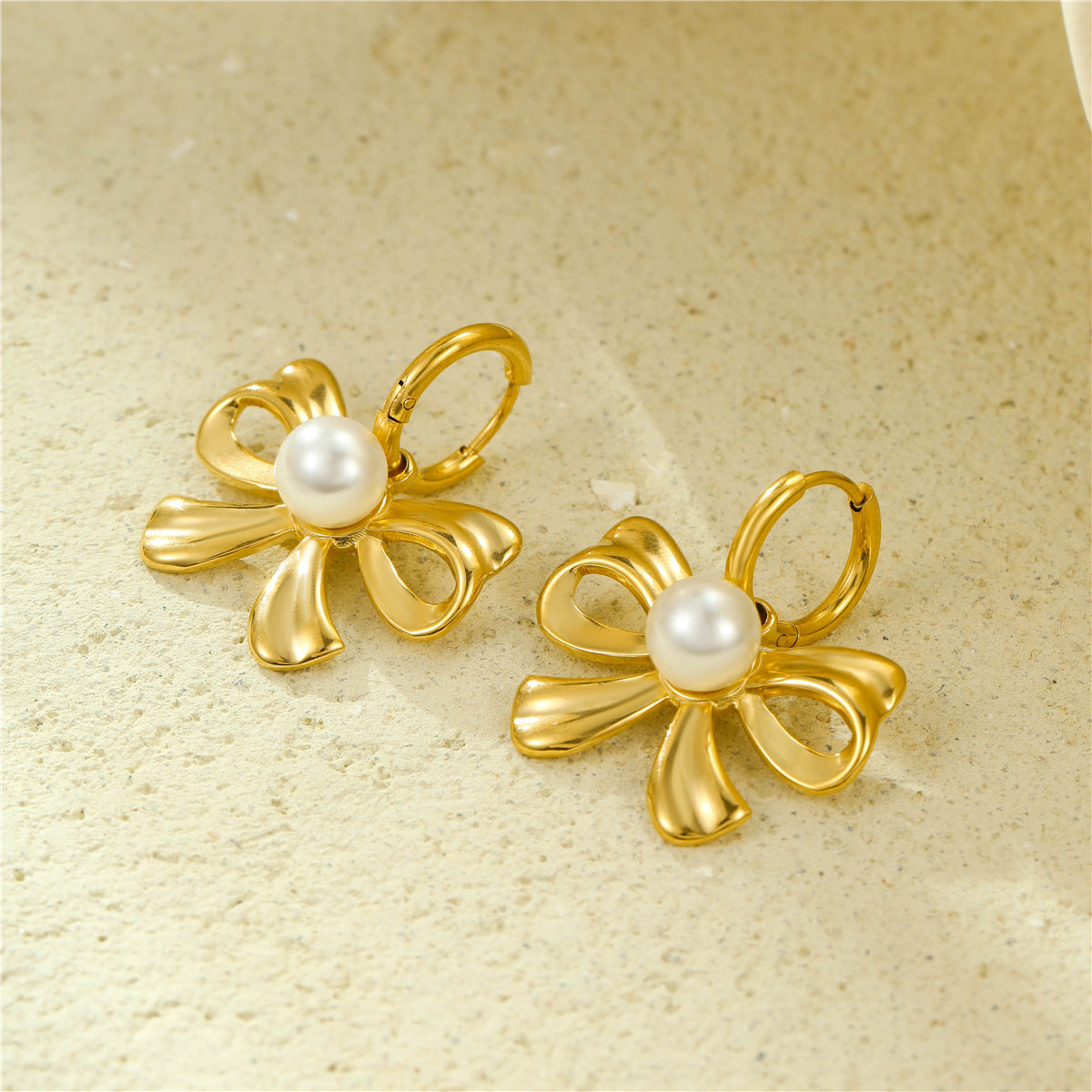 Pendientes de acero inoxidable de moda con forma de lazo, chapados en oro de 18 quilates y detalles de perlas para mujer