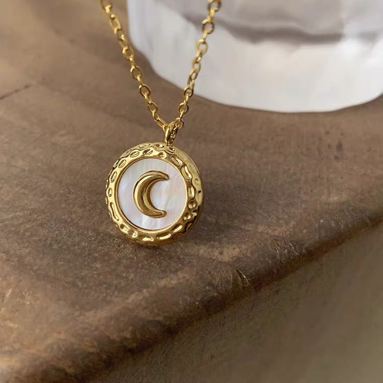 Collana Pendente Luna Crescente Minimalista con Madreperla per Donna in Acciaio al Titanio Catena Serpente Delicata Gioielleria per Clavicola