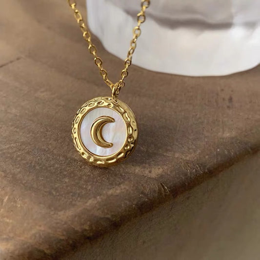 Collar con colgante minimalista de luna creciente de nácar para mujer, de acero de titanio con cadena de serpiente, delicado, para la clavícula