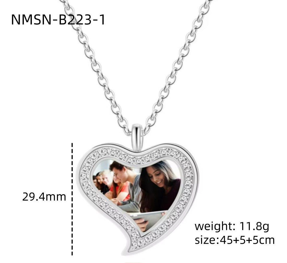 Collana da donna minimalista placcata oro 18K con ciondolo a forma di cuore geometrico in acciaio inossidabile e barretta con zirconi cubici