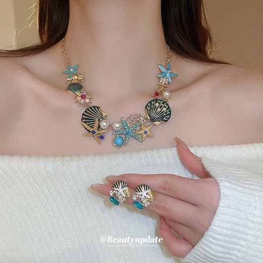 Elegante conjunto de collar con dije de coral, concha y estrella de mar con detalles de pedrería para mujer, estilo medallón minimalista, cadena delicada hasta la clavícula y pendientes de botón