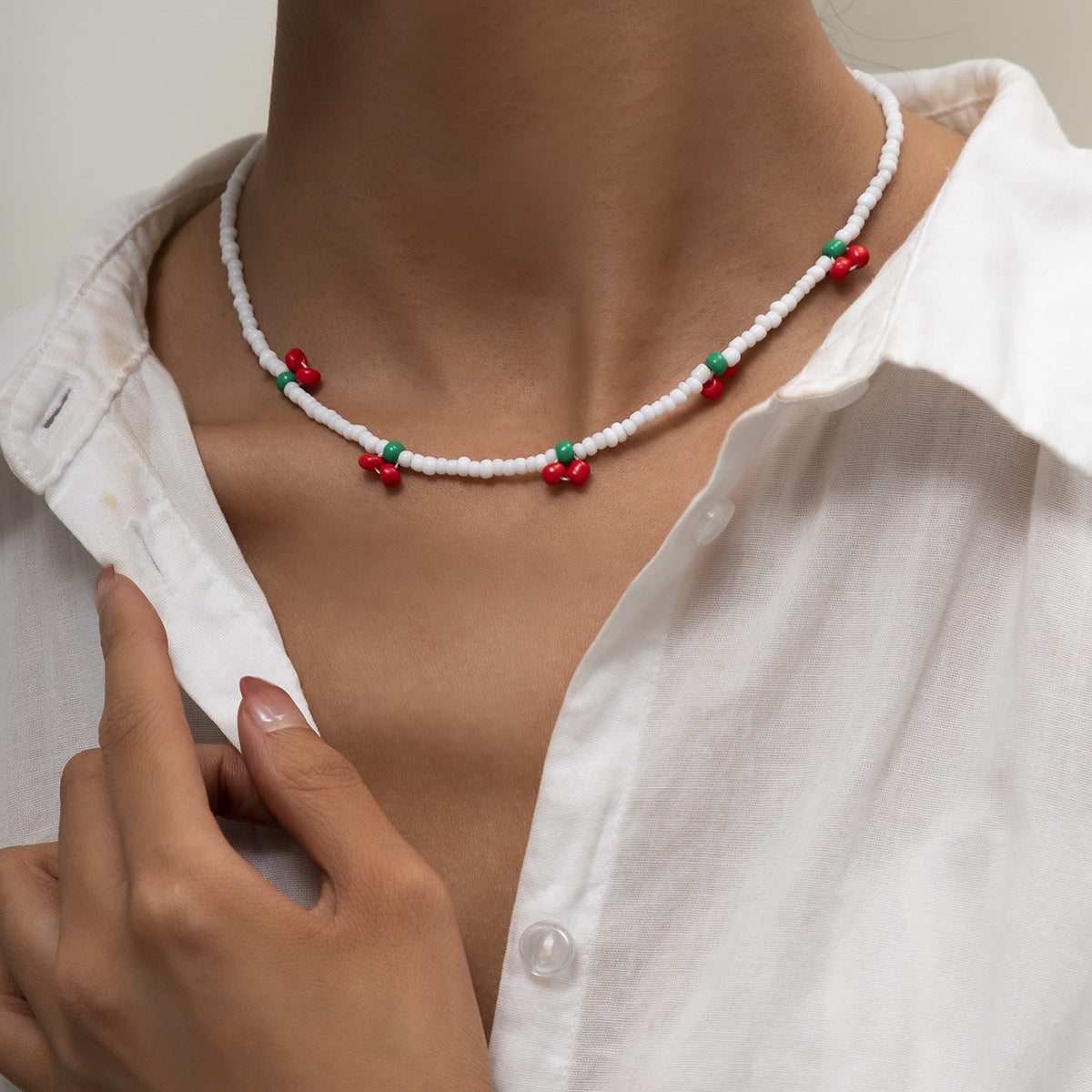 Collar con colgante de cereza en resina para mujer con estilo minimalista y fresco en cadena de bolitas