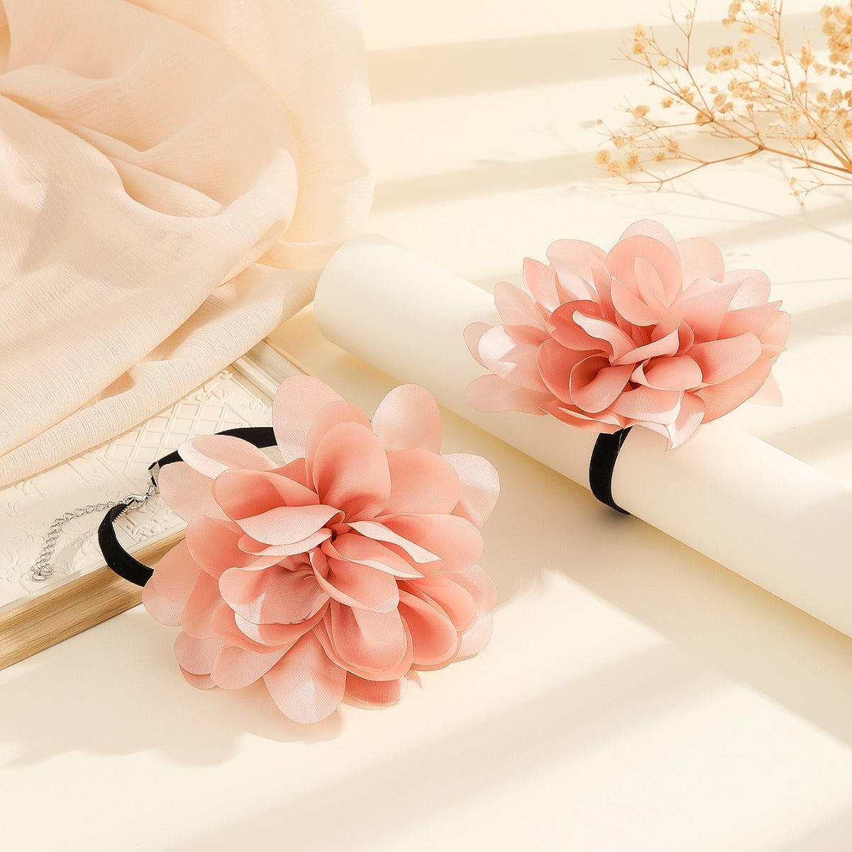 Collana da donna con rose floreali e geometriche in tessuto fatte a mano con delicati dettagli di petali, catena a medaglione in stile fresco e dolce