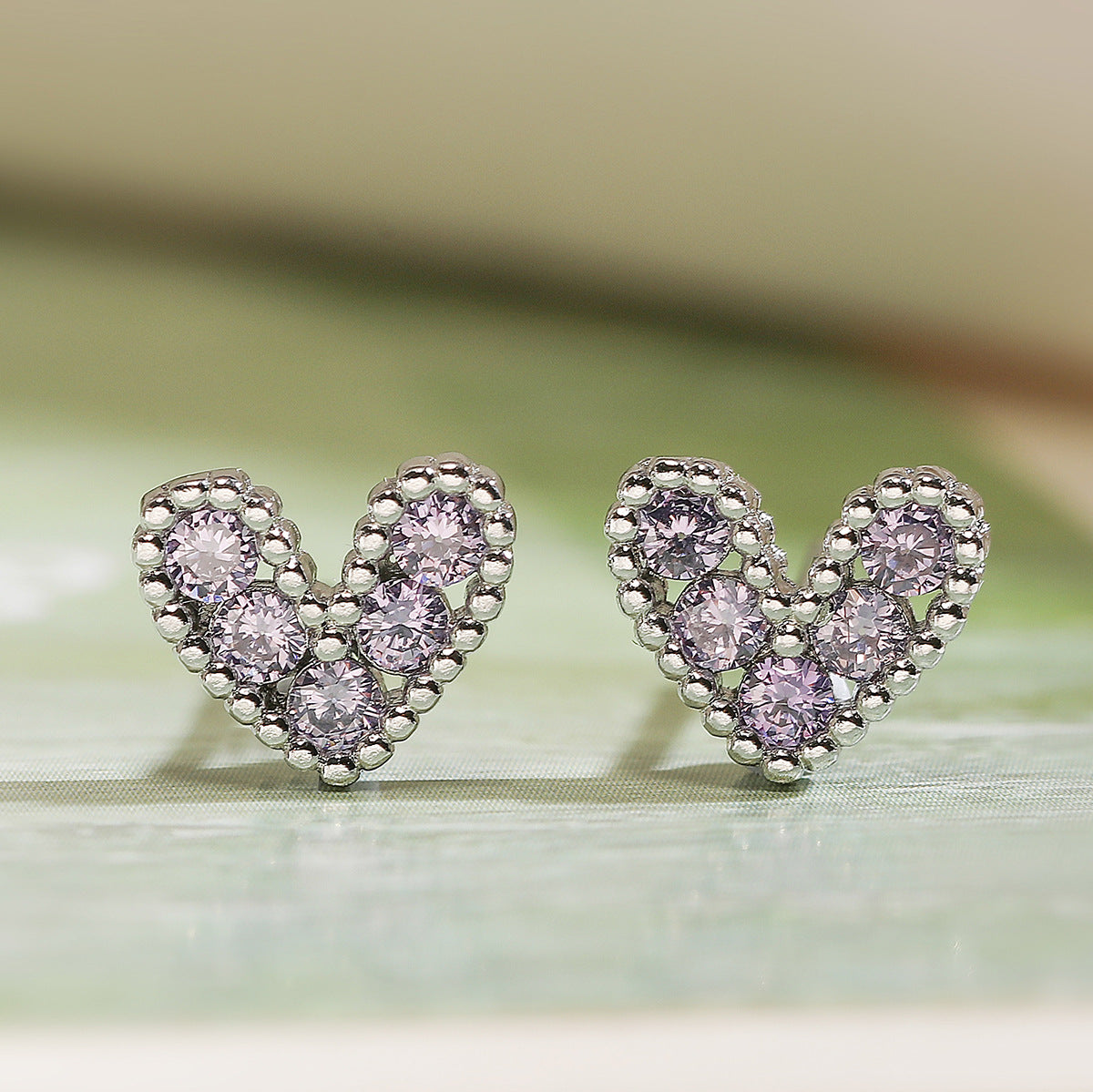 Orecchini a perno da donna minimalisti a forma di cuore, placcati in rame dorato e zirconi con incastonatura micro-pavé