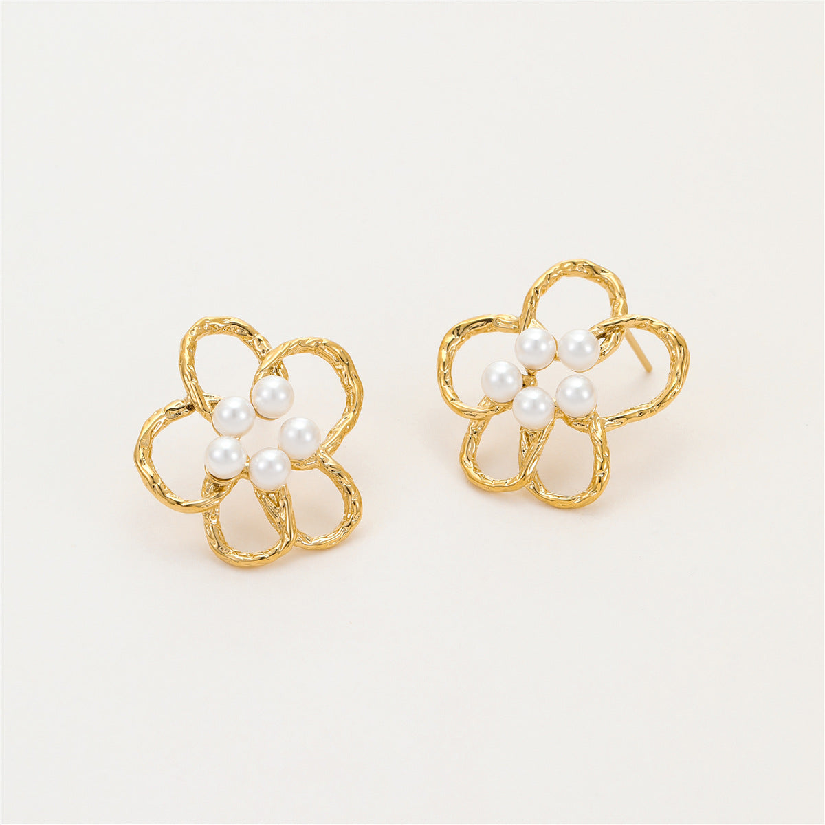 Eleganti Orecchini da Donna in Acciaio Inossidabile con Trafori Floreali, Perle e Placcatura Oro