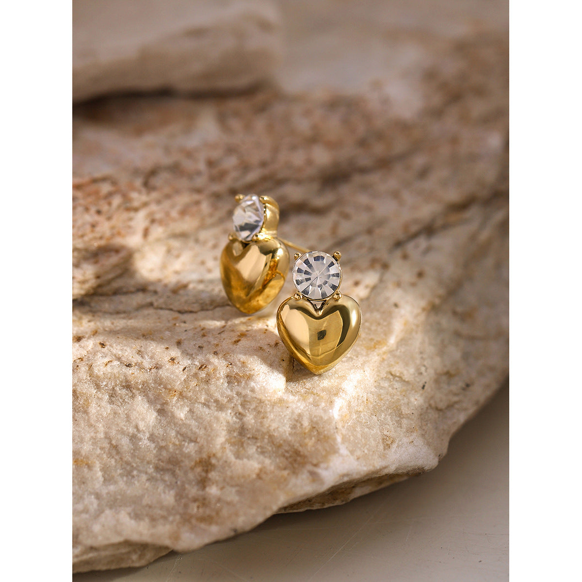Orecchini minimalisti in acciaio inossidabile a forma di cuore con placcatura in oro 18 carati e intarsio di strass bianchi da donna