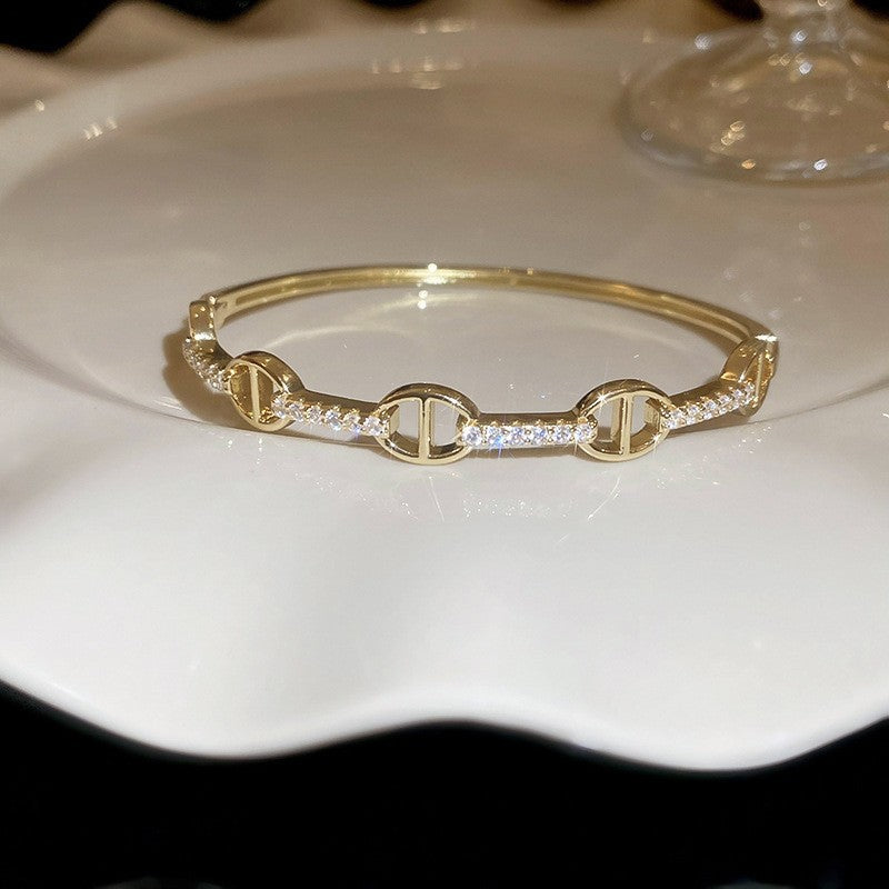 Pulsera tipo brazalete de aleación de cobre bañada en oro de lujo con incrustaciones de diamantes de imitación para mujer