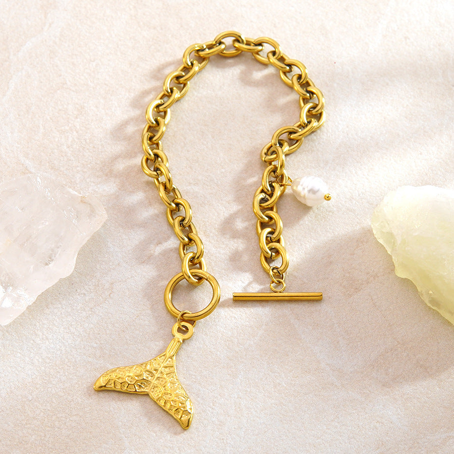 Bracciale Minimalista con Perla a Coda di Pesce in Acciaio Inox Placcato e Chiusura a Moschettone