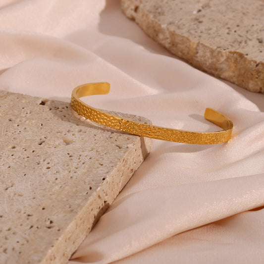 Minimalist Luxury Hammered Texture Stainless Steel Bracelet with 18K Gold Plating for Women