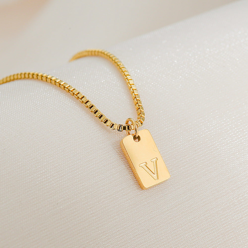 Collar con colgante de letra geométrica minimalista de acero inoxidable con baño de oro de 18 quilates para mujer