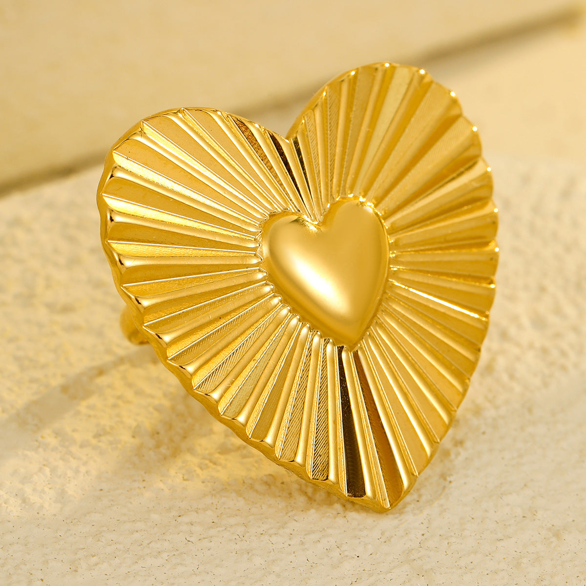 Juego de pendientes de acero inoxidable con forma de corazón vintage y anillo de acero de titanio con acabado chapado y textura de líneas temáticas de amor