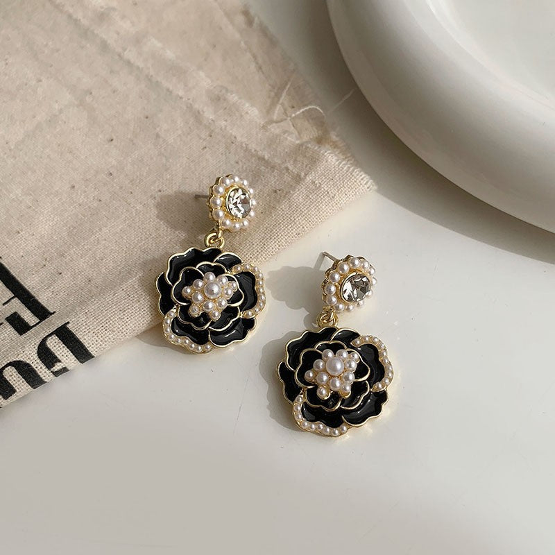 Luxury Style Heart-Shaped Enamel Gold-Plated Silver Needle Earrings for Women with Minimalist Black Accent