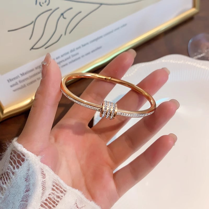 Minimalist Oval-Shaped Titanium Steel Bracelet for Women with Plated Finish, Elegant and Versatile Luxury Hand Jewelry