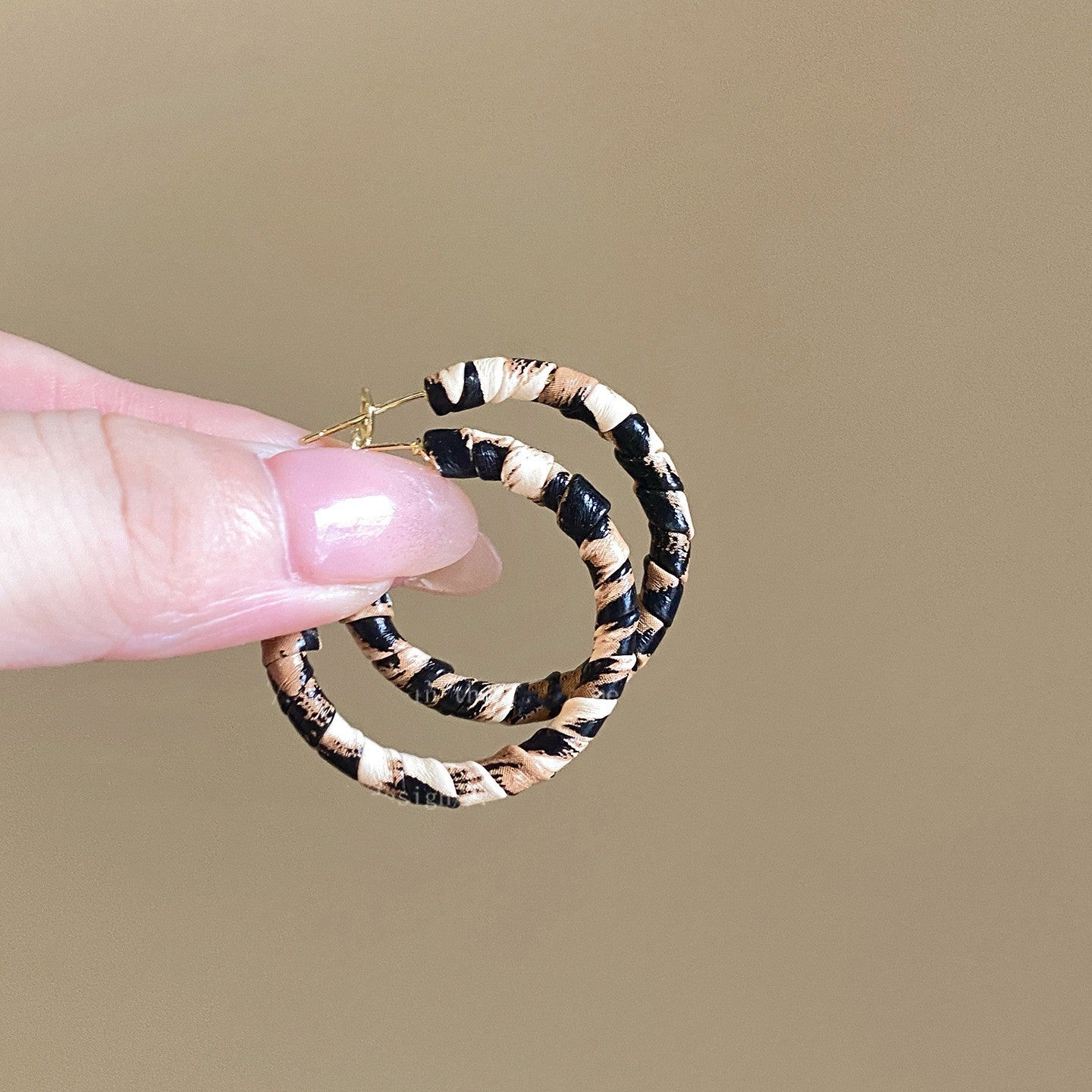 Orecchini a cerchio geometrici rotondi minimalisti da donna con base in rame placcato oro e perni in argento sterling 925, gioielli eleganti di lusso adatti all'ufficio