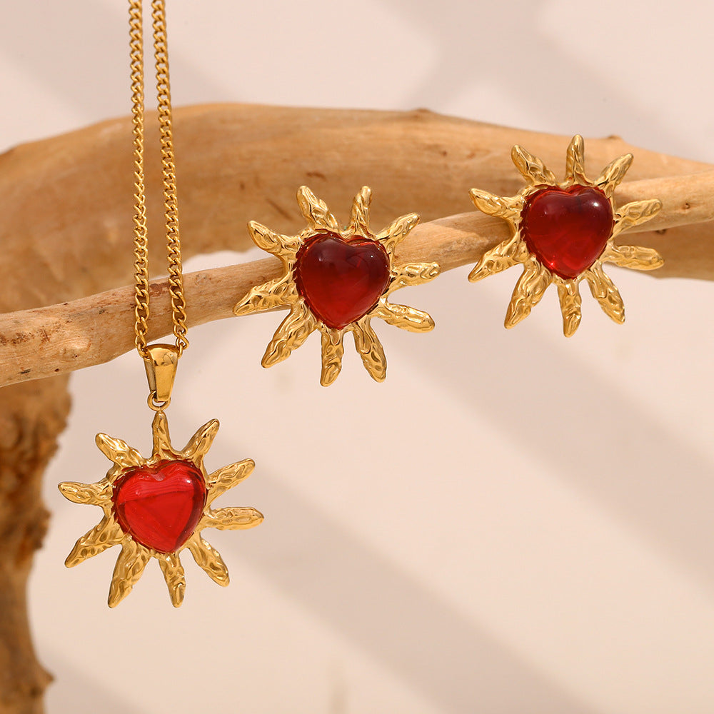 Collana da donna alla moda minimalista a forma di cuore in acciaio inossidabile placcato oro 18 carati con agata rossa e design a raggiera