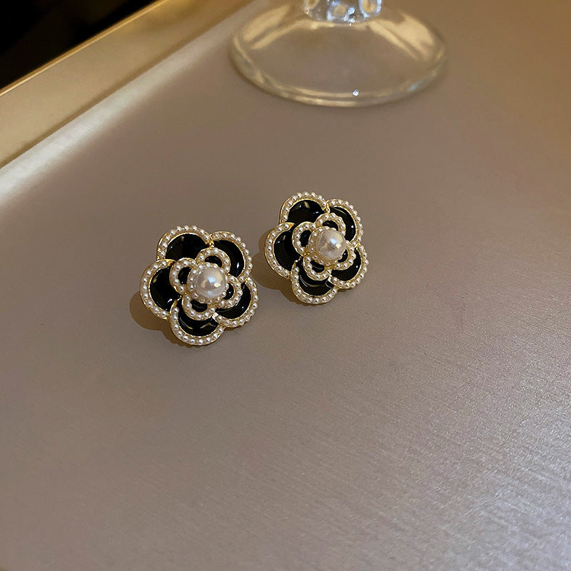 Luxury Style Heart-Shaped Enamel Gold-Plated Silver Needle Earrings for Women with Minimalist Black Accent