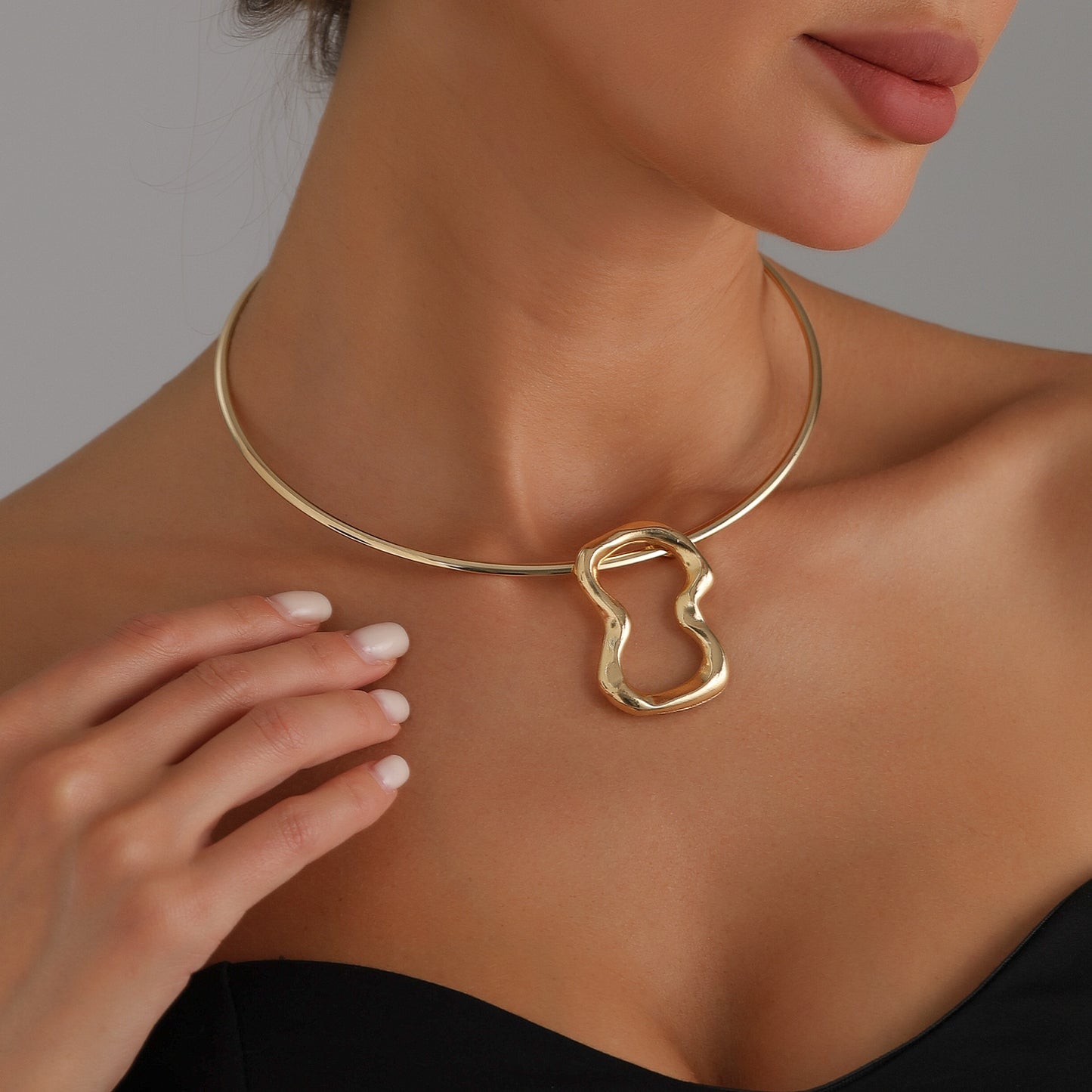 Geometric Fashion-Forward 8-Shaped Alloy Pendant Necklace Set with Plated Finish for Women