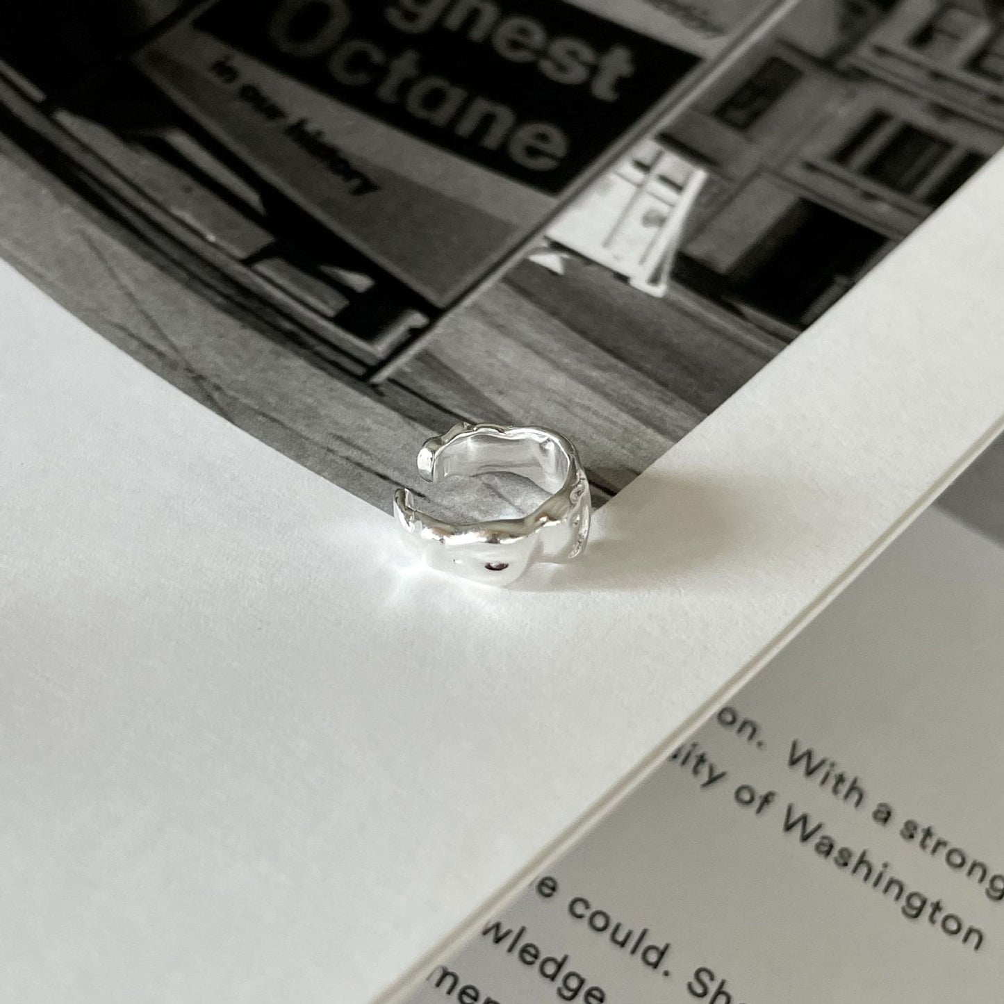 Pendientes de clip de plata de ley 925 con forma de letra irregular texturizada y minimalista, con acabado chapado