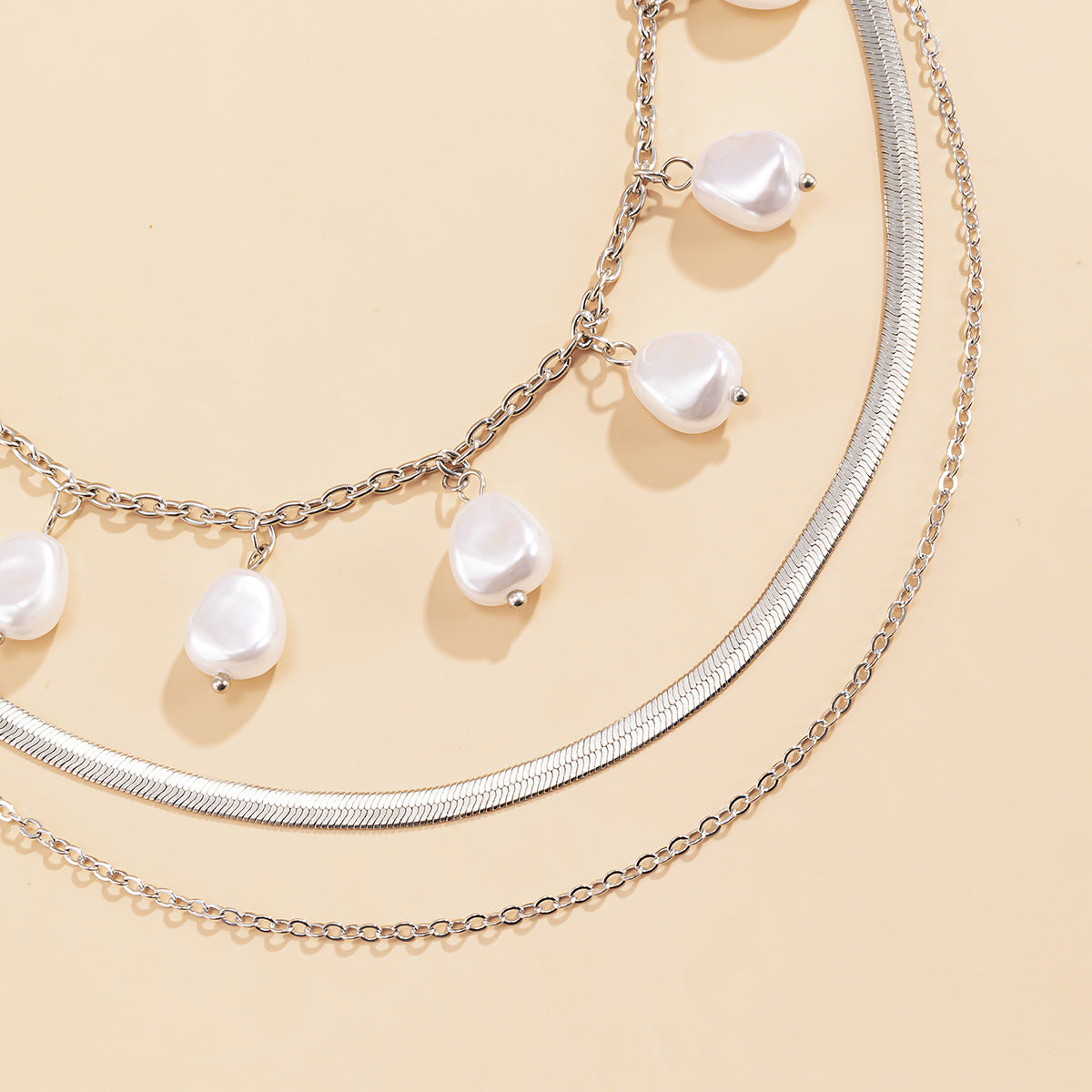 Collana girocollo vintage da donna con perle geometriche, catena a serpente e nappina.