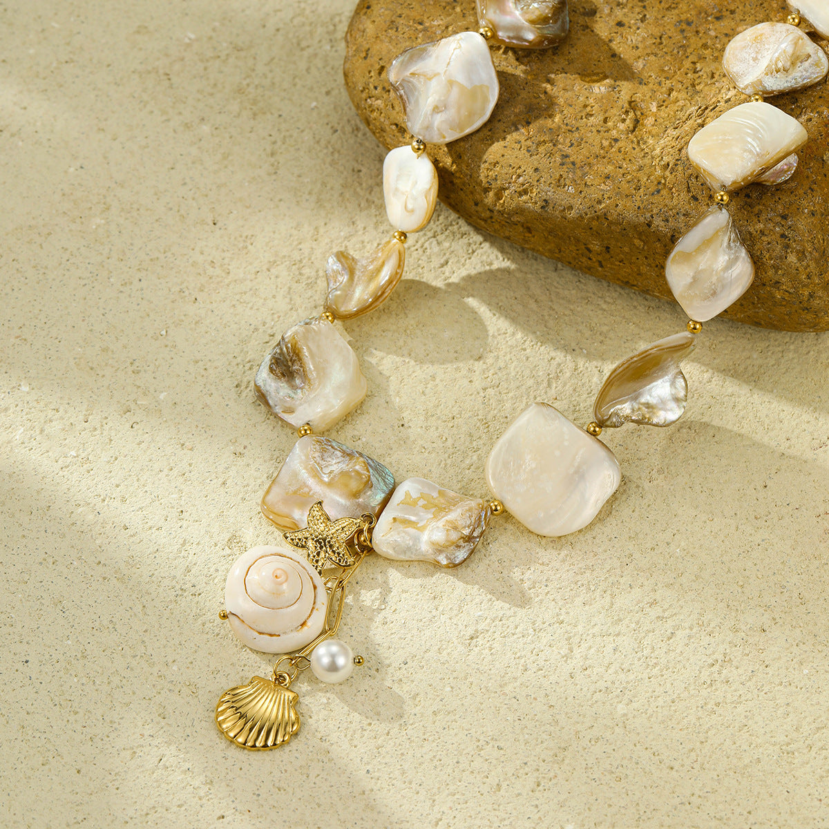 Elegante collar con colgante de concha marina y perlas en acero inoxidable con baño de oro para mujer, joyería minimalista con temática oceánica