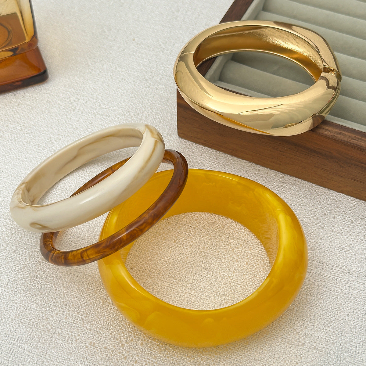 Pulsera geométrica minimalista de resina y metal con cierre de resorte para mujer