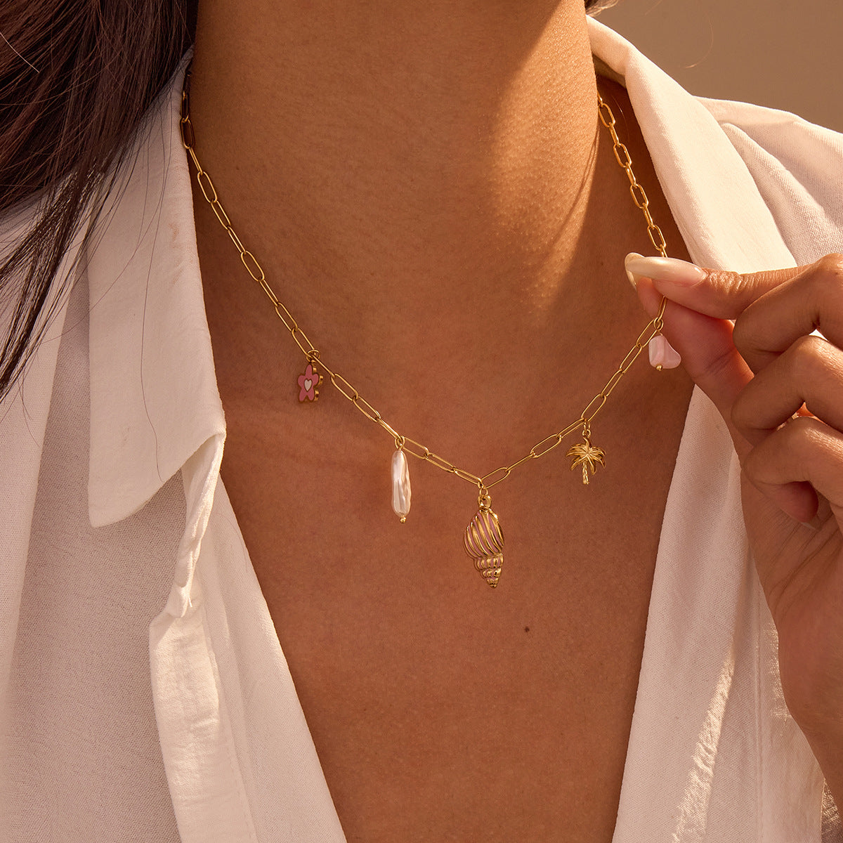 Collar de múltiples colgantes con diseño de concha, perla y palmera, a la moda, con temática oceánica, de acero inoxidable y acabado chapado para mujer