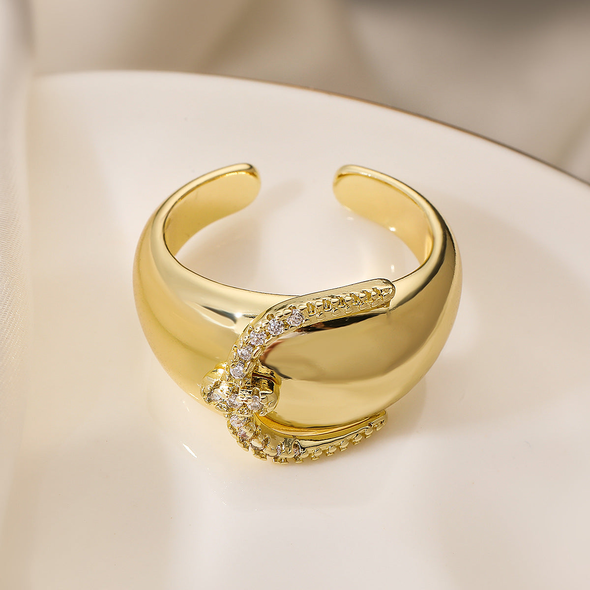 Anello Aperto Geometrico Minimalista da Donna in Rame con Placcatura in Oro 18K e Intarsio di Zirconi