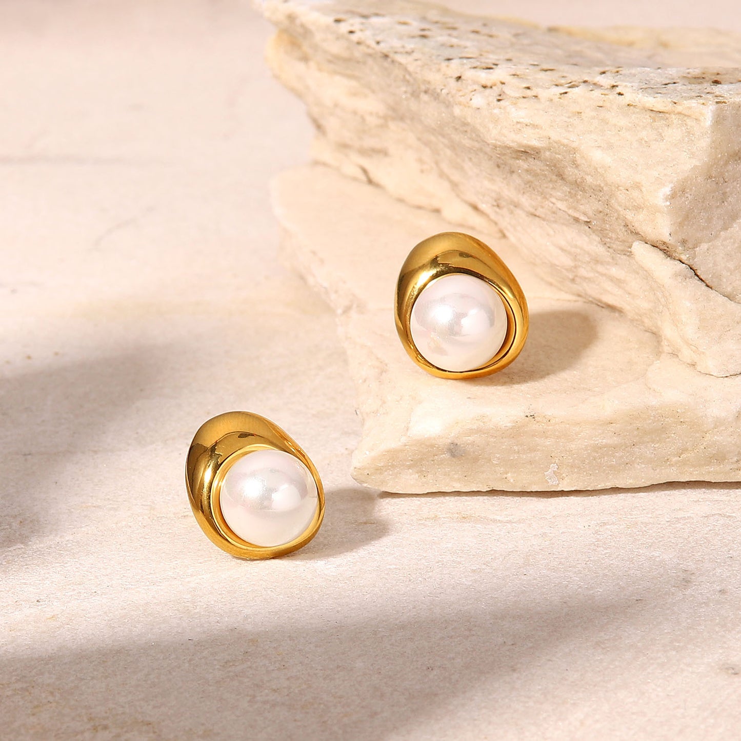 Elegant French Palace Style Water-Drop Shaped Earrings for Women Made of Stainless Steel with 18K Gold Plating and High-Gloss Pearl Accents