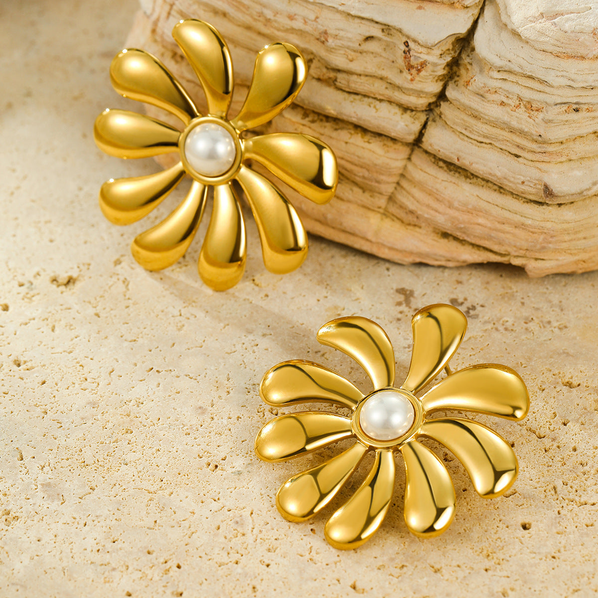 Orecchini da donna in acciaio inossidabile placcato oro 18 carati con girasole, perle, dal design vintage e fresco