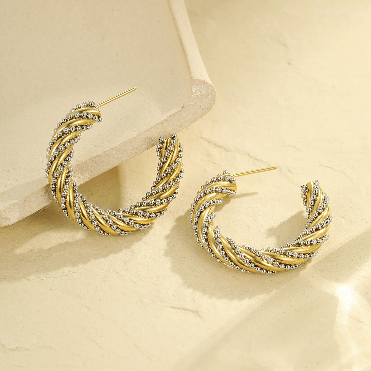 Orecchini a polsino geometrici minimalisti in acciaio inossidabile con placcatura in oro 18 carati e design a corda intrecciata, orecchini da donna alla moda